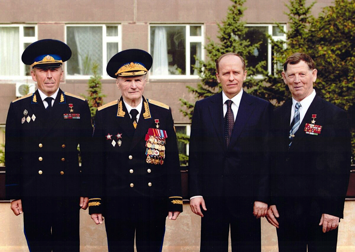 Виталий Белюженко (справа), сын железнодорожного мастера, вошел в элиту отечественных спецслужб