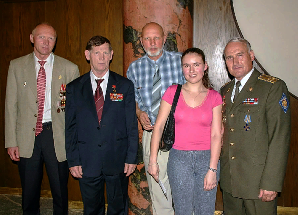 С участниками штурма дворца Амина П. Ю. Климовым и Л. В. Гуменным (слева и справа) и ветераном Группы «А» Н. Н. Олейниковым
