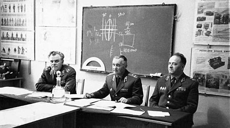 Полковник Х.И. Болотов (слева) многое сделал для организации учебного процесса в КУОС