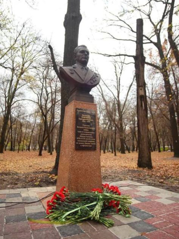В Мелитополе открыли памятник герою СССР, погибшему при штурме дворца Амина - 1