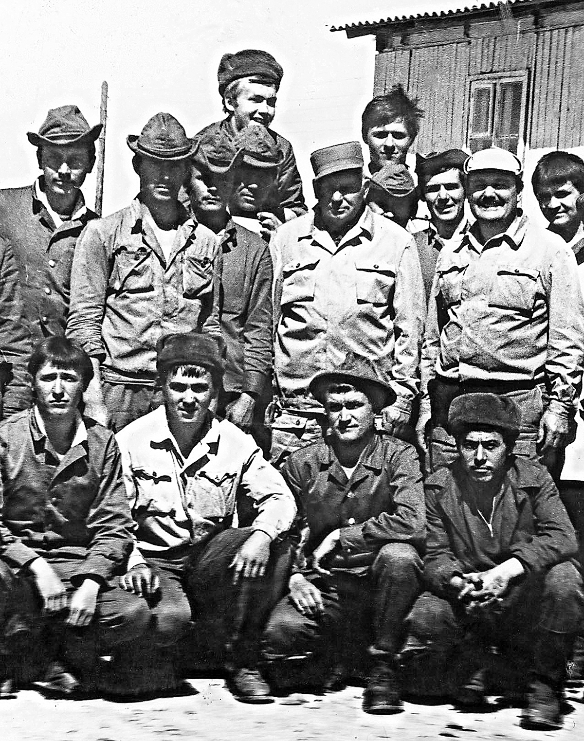 Александр Лазаренко (второй справа во втором ряду) с бойцами «Каскада». Афганистан. Фото 1980‑х годов