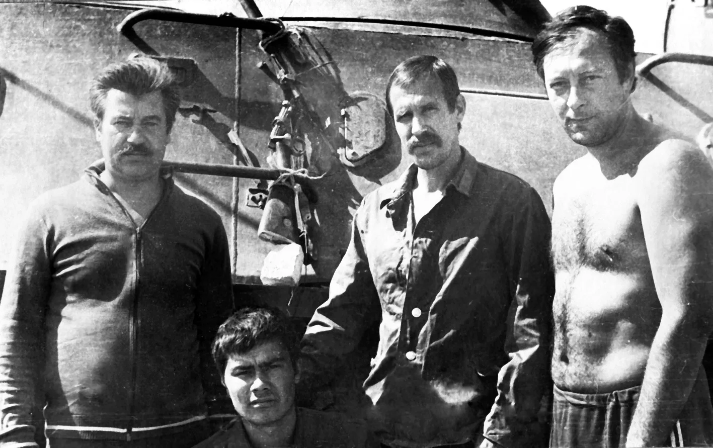 Бойцы «Каскада» А. Кожуров, В. Астахов, Б. Пономарёв и водитель БТР Ренат. Меймене, лето 1981 года