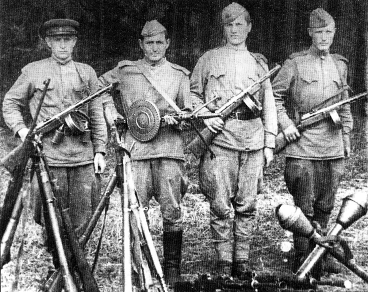 Группа пограничников с трофейным оружием